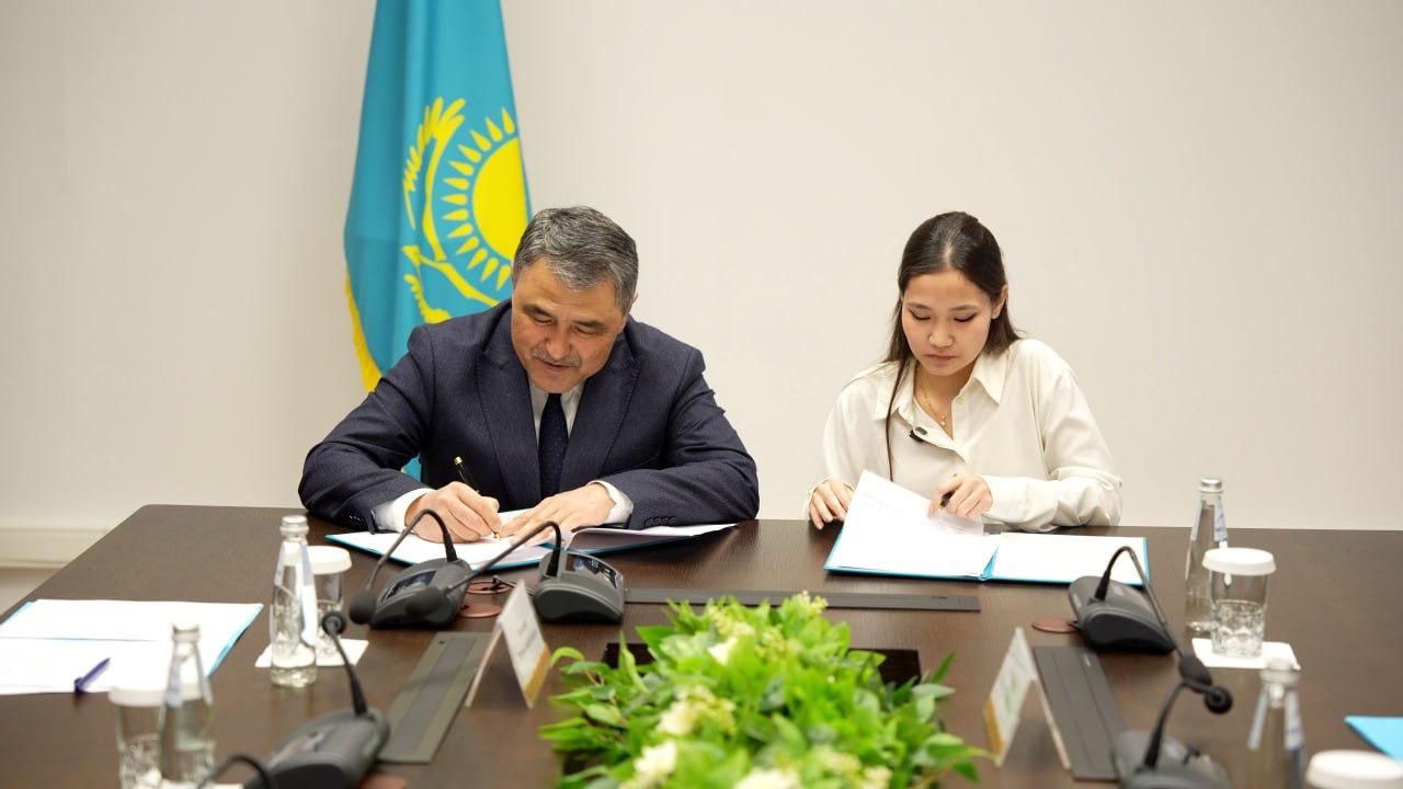 Мектеп оқушысы Су ресурстары және ирригация министрлігімен меморандумға қол қойды: министр Нұржан Нұржігітов ауадан су жинауға арналған ғылыми жобаның авторымен кездесті