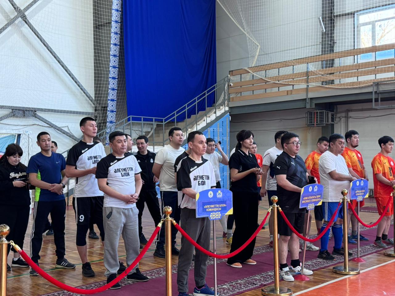 Спорттық алаңда –   мемлекеттік   қызметкерлер