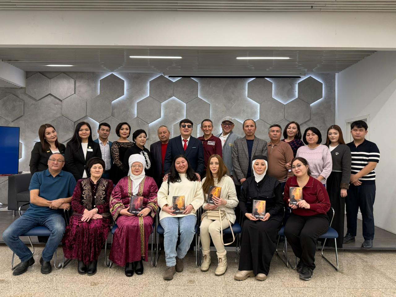 Өмір ғайып.  ТАСТАНДЫ БАЛАЛАРДЫҢ ӨКІЛ ӘКЕСІ осындай кітап жазды