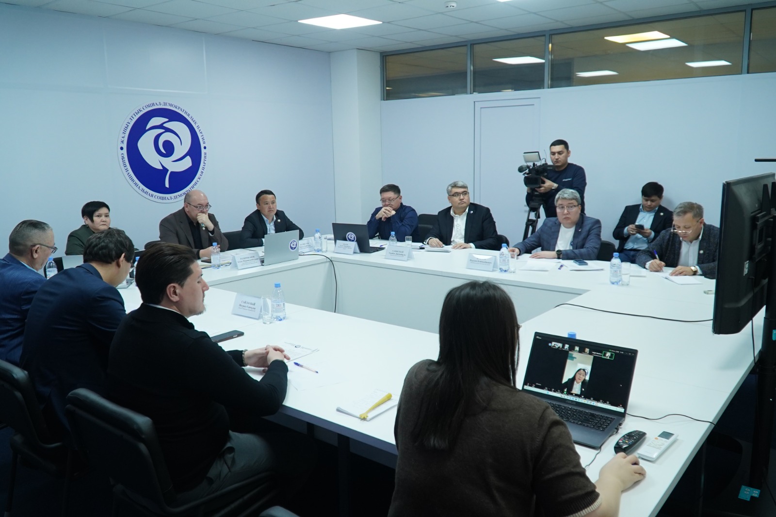 Жалпыұлттық социал-демократиялық партияның (ЖСДП) Орталық аппаратында Қазақстан Республикасының Конституциясының жаңа жобасын талқылауға арналған ЖСДП Саяси кеңесінің отырысы өтті