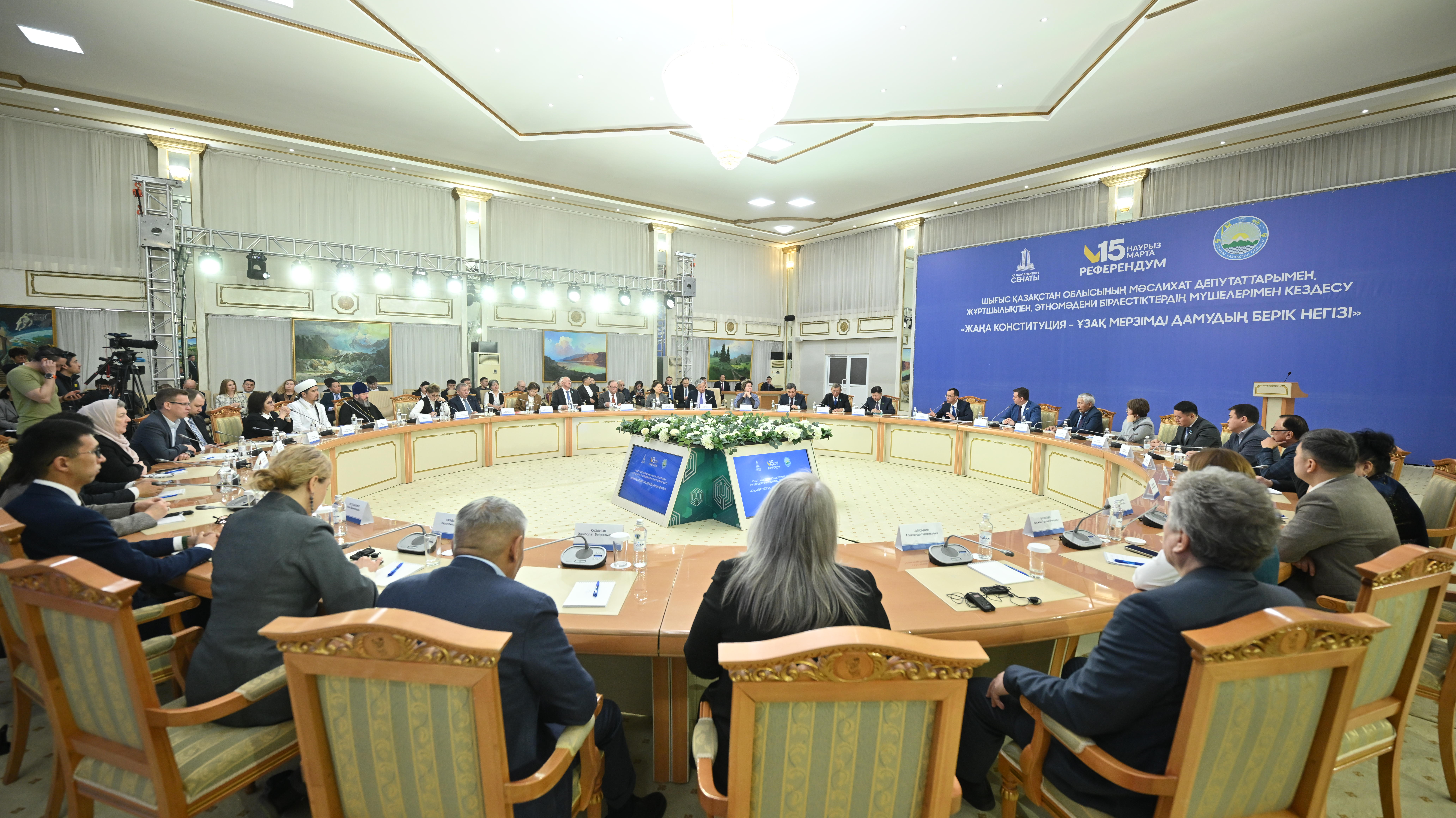 МӘУЛЕН ӘШІМБАЕВ: ЖАҢА КОНСТИТУЦИЯ – ЗАМАНАУИ МЕМЛЕКЕТ МОДЕЛІНЕ ӨТУ ЖОЛЫНДАҒЫ САНАЛЫ ЖӘНЕ БАТЫЛ ҚАДАМ