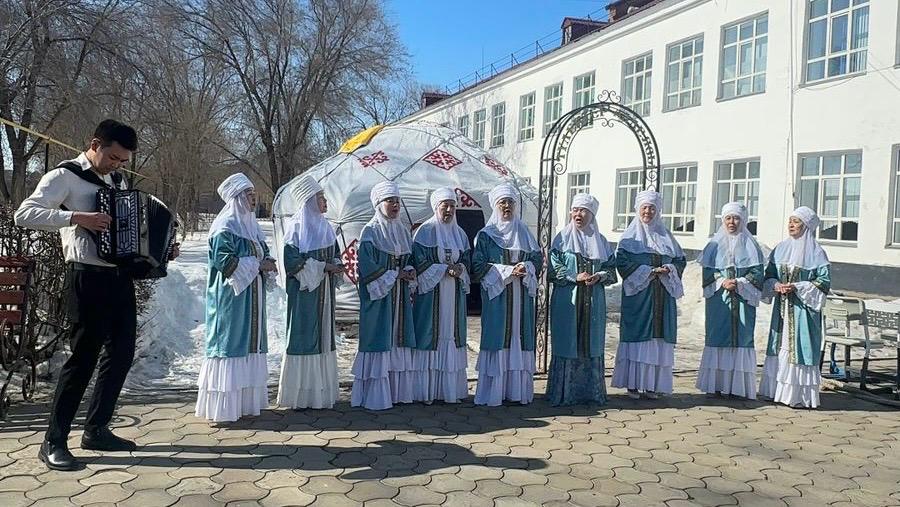 Оралда Наурыз мерекесіне орай «Ақжайық» әжелер ансамблі өнер көрсетті
