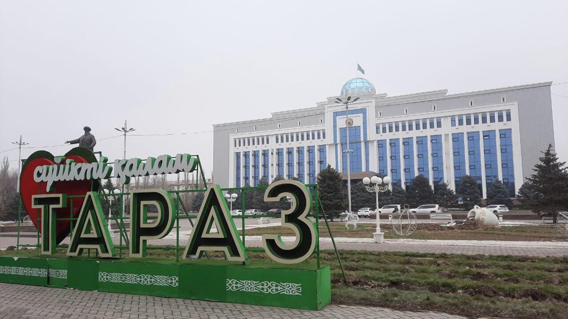 Тараз қаласы.  Тараз төрінде күй күмбірледі