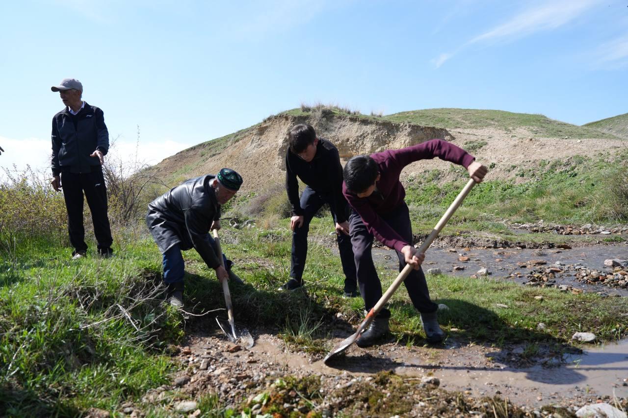 Алатау ауылының ақсақалдары «Мөлдір бұлақ» экологиялық акциясы аясында жергілікті жастармен бірге бұлақ көзін тазалады
