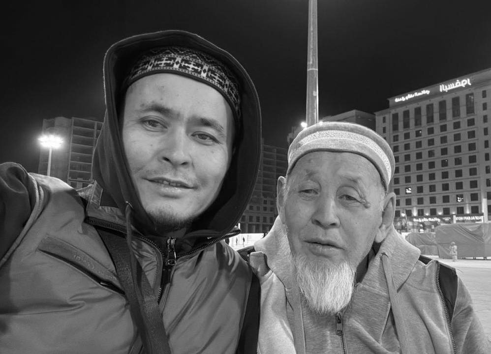 Әкесін   емдету үшін үйін сатқан