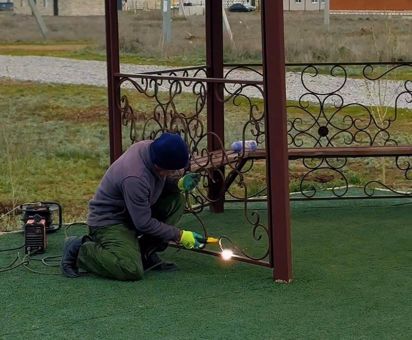 Қариялар ойын алаңының тазалығын қарайды  