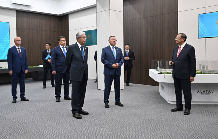 Мемлекет басшысы  Алатау қаласының даму жоспарымен танысты