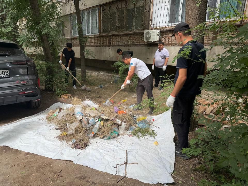 Тараз тұрғындары қаланы  қоқыстан тазартты