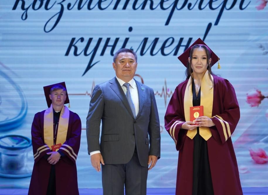 Дәрігерлерге   – марапат,   түлектерге –  қызыл диплом      