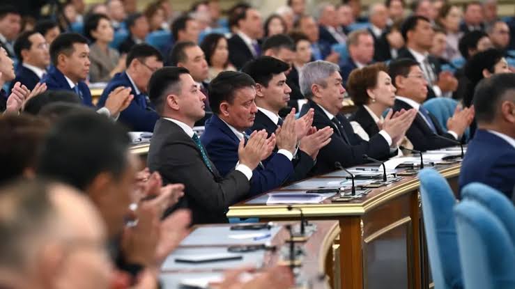 Мәслихат депутаты халыққа  қызмет ете ме, әлде ол әкімдіктің құзыретіндегі «жанды қуыршақ» па? 