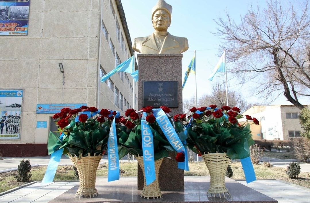 Таразда даңқты қолбасшы Бауыржан Момышұлының ескерткіші ашылды