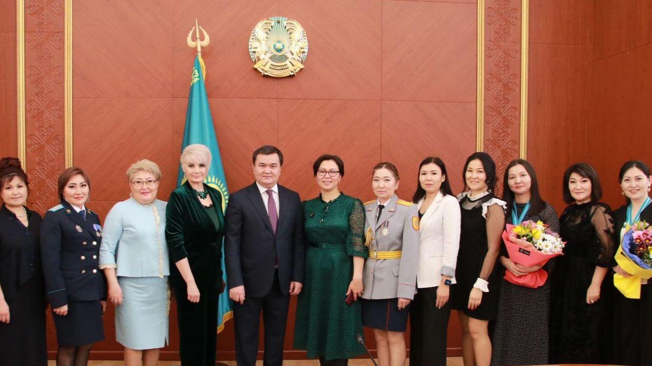 Жеңіс Қасымбек Қарағанды облысының әйелдерін  8 наурыз мерекесімен құттықтады
