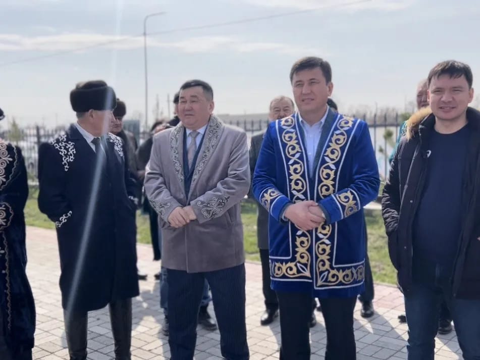 106 мәрте серкені көтерген балуанға аудан басшысы серкені тарту етті