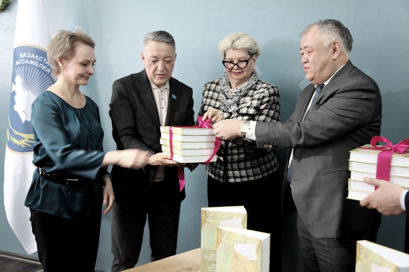 30-шы жылдардағы ашаршылық туралы кітап