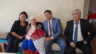 ҚАЛАМГЕР КҮЛӘШ АХМЕТОВАНЫ ҚҰТТЫҚТАП БАРДЫ