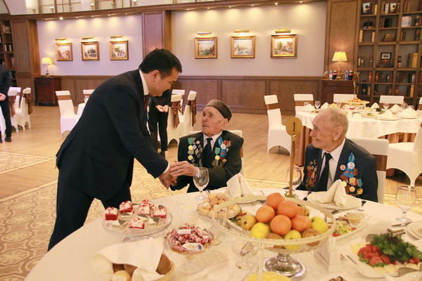 Қарағанды облысының әкімі ардагерлерді Жеңіс күнімен құттықтады