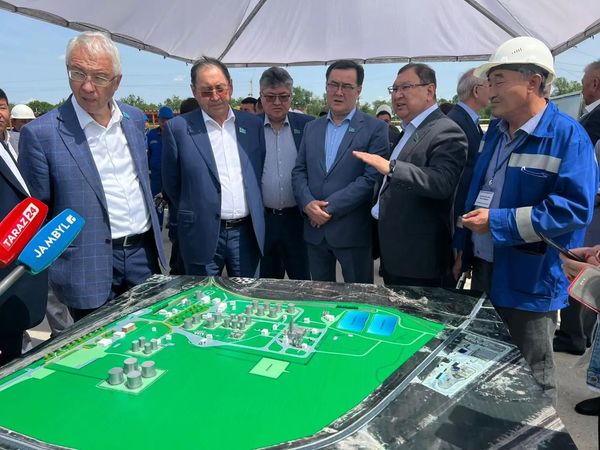 СЕНАТОРЛАР МҰНАЙ ӨҢДЕЙТІН ЗАУЫТТА БОЛДЫ