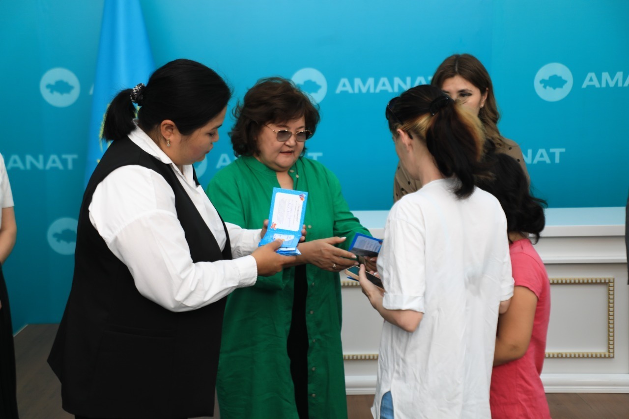 «AMANAT» партиясының мүшелері 42 мыңнан астам баланы мектепке даярлады