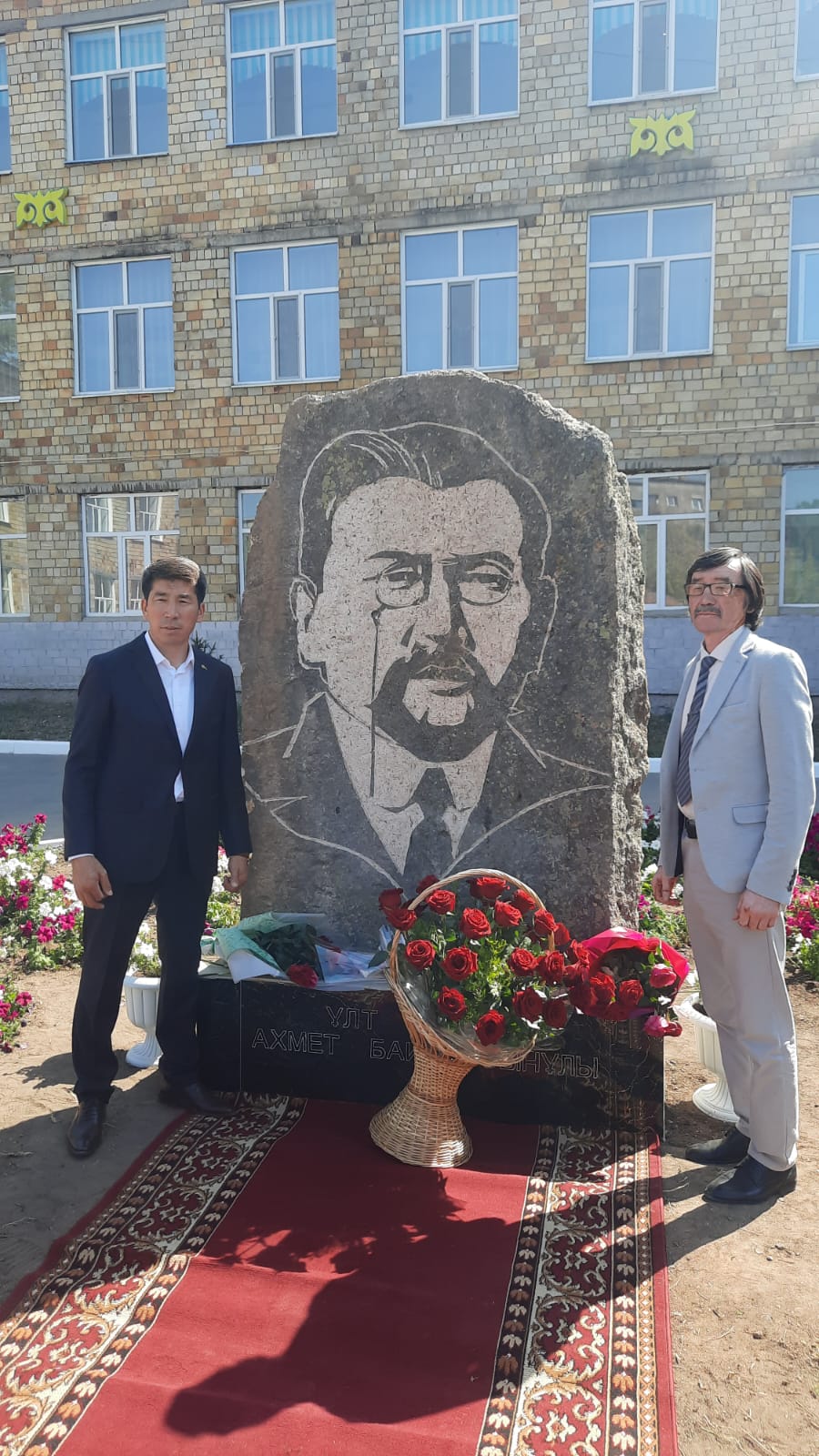 Қарағанды қаласында Ахаңның суреті бейнеленген тас тұғыр орнатылды