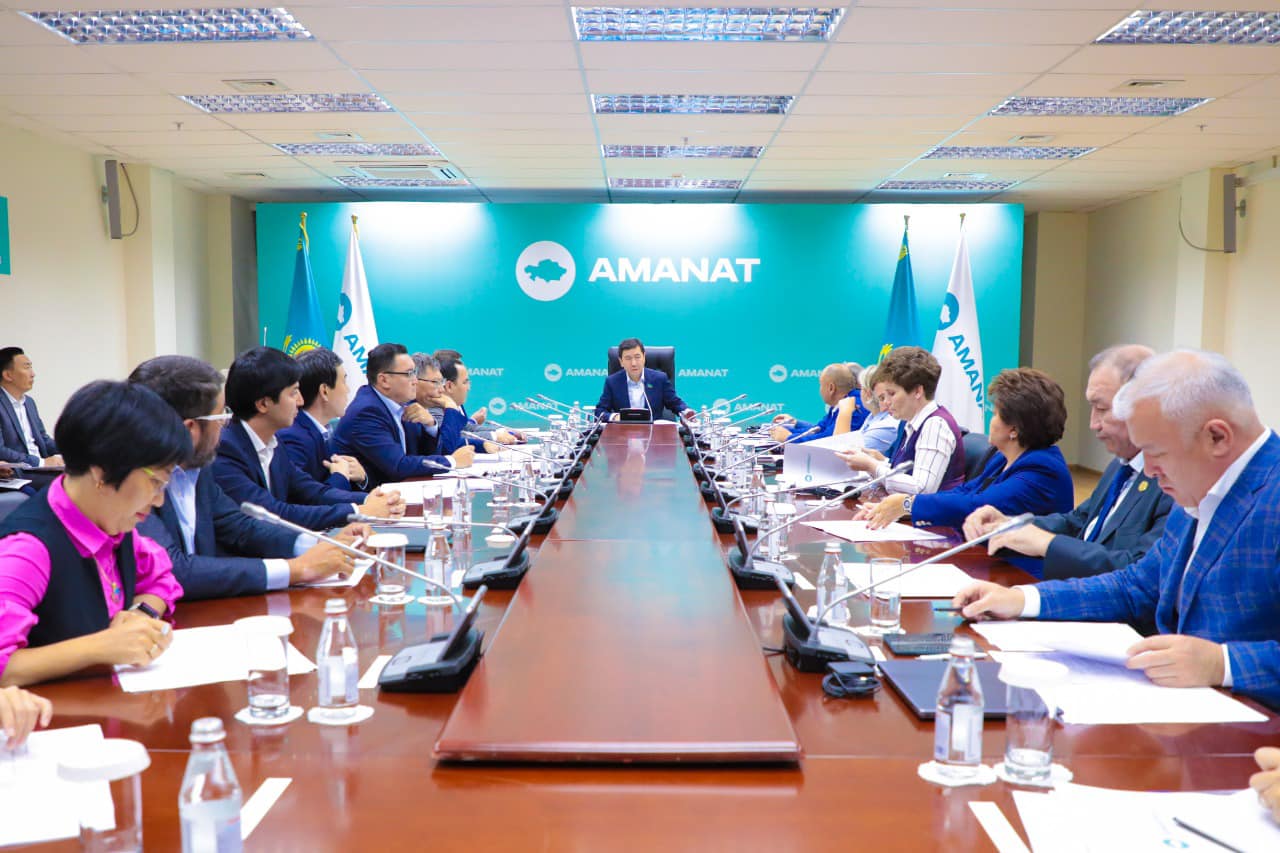 Партия төрағасы Ерлан Қошановтың төрағалығымен "AMANAT" партиясының жаңа саяси тұғырнамасының жобасын әзірлеу бойынша арнайы жиын өтті.