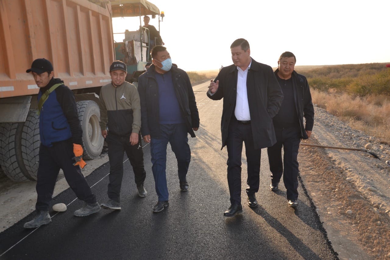 Арубаев аудандық мәндегі жолға төселеген асфальт жұмыстарын көрді