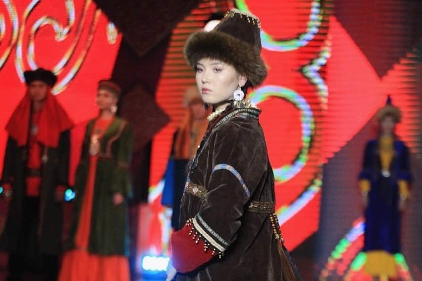 Түркістандықтар  ұлттық киіммен жүреді
