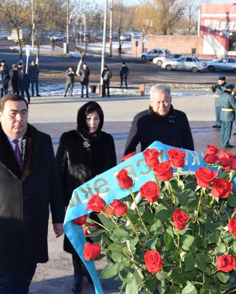 Таразда «Тәуелсіз Қазақстан» монументіне гүл шоқтары қойылды