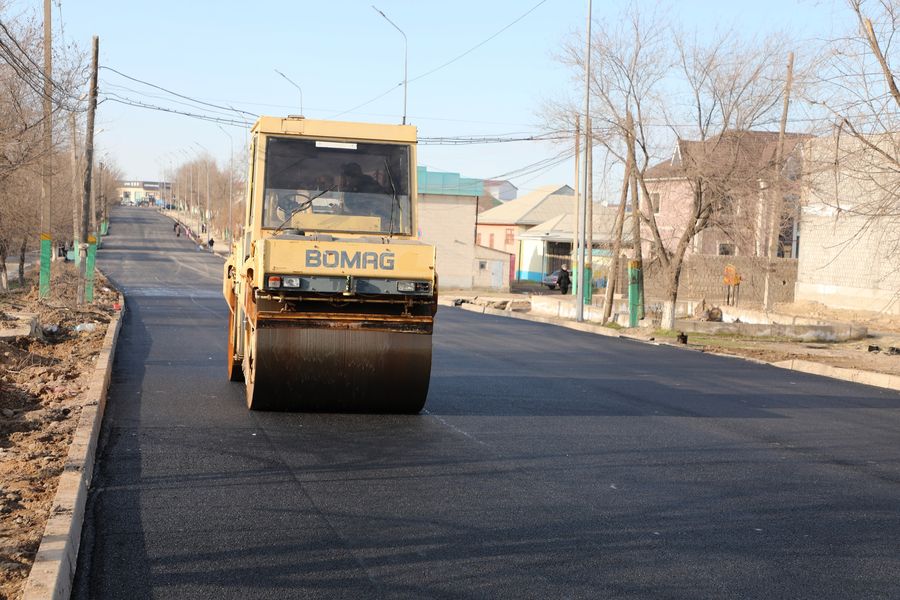   ТҮРКІСТАН: САРЫАҒАШТА ТҰРҒЫНДАРДЫ КӨПТЕН БЕРІ АЛАҢДАТҚАН МАҢЫЗДЫ ЖОЛ АСФАЛЬТТАЛДЫ