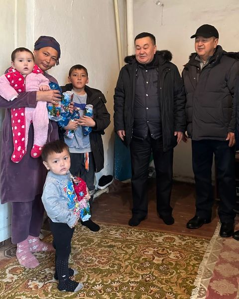 АУДАН ӘКІМІ КӨПБАЛАЛАРЫ ОТБАСЫЛАРДЫ ҚҰТТЫҚТАДЫ