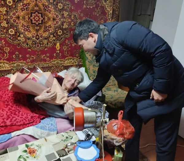 АУДАН ӘКІМІ СОҒЫС АРДАГЕРІН ЖАҢА ЖЫЛМЕН ҚҰТТЫҚТАДЫ