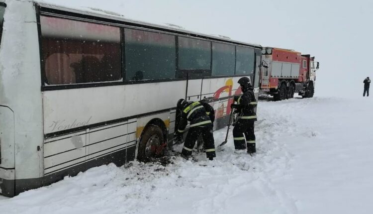 Жамбылда қар құрсауында қалған жолаушылар құтқарылды