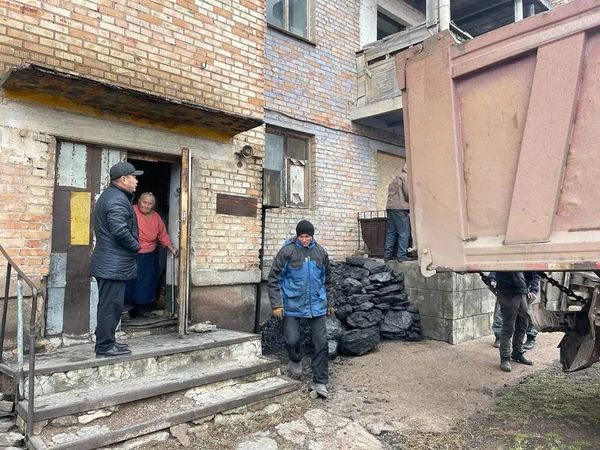 «ҚҰЛАН КӨМІР» ЖШС ДЕМЕУШІЛІГІМЕН  АЗ ҚАМТЫЛҒАН ОТБАСЫЛАРҒА КӨМІР ТҮСІРІЛІП БЕРІЛДІ