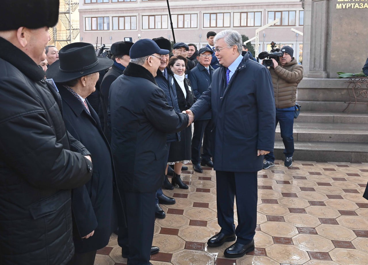 Президент жазушы Шерхан Мұртаза ескерткішіне гүл шоғын қойды