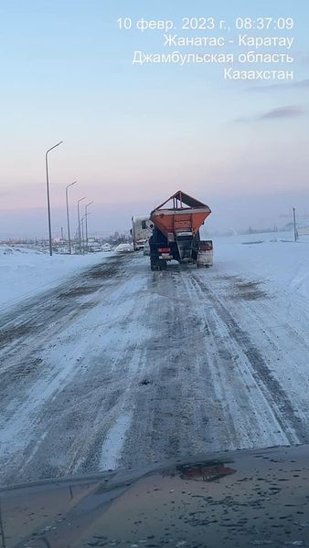 Сарысуда 500 тоннадан аса құм мен тұз аралас инертті материалдар себілді