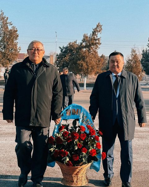 Ақынның ауданы ескерткішке гүл шоқтарын қойды