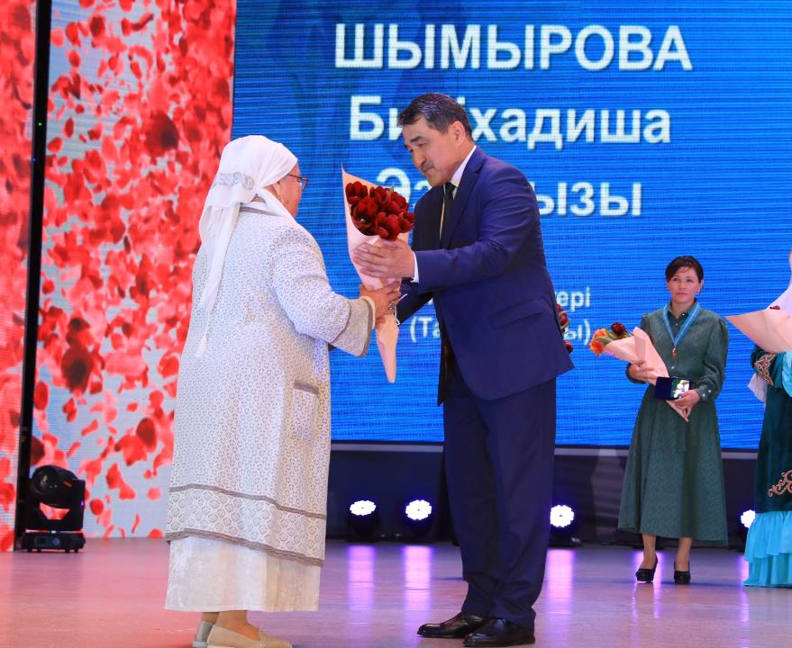 Облыс әкімі әйелдер қауымын мерекемен құттықтады