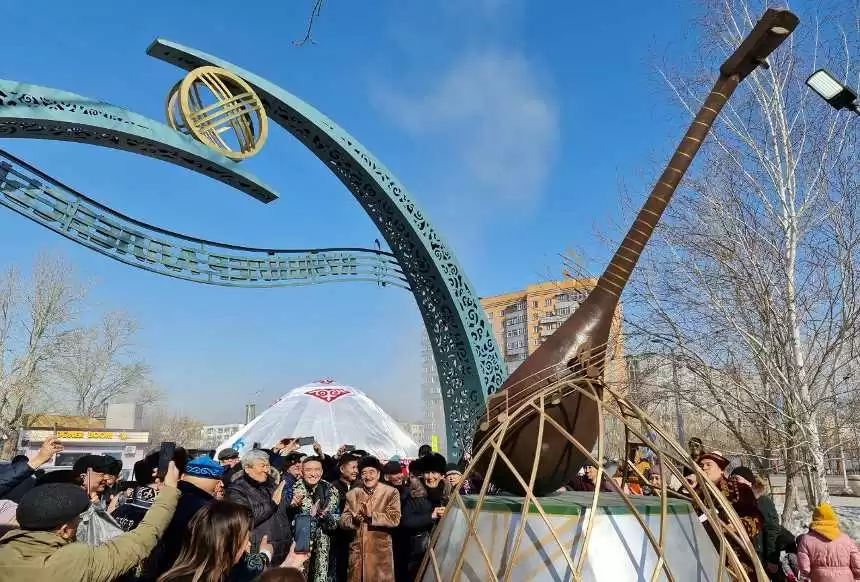 Астанадағы күйші-композиторлар аллеясында домбыра мүсіні орнатылды